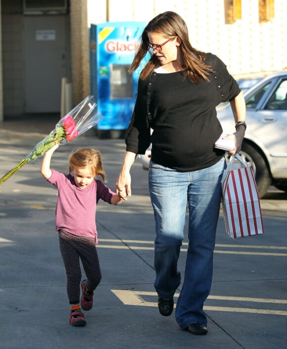 Jennifer Garner, enceinte, et sa fille Seraphina se baladent le 12 janvier 2012 à Los Angeles