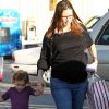 Jennifer Garner, enceinte, et sa fille Seraphina font des courses le 12 janvier 2012 à Los Angeles