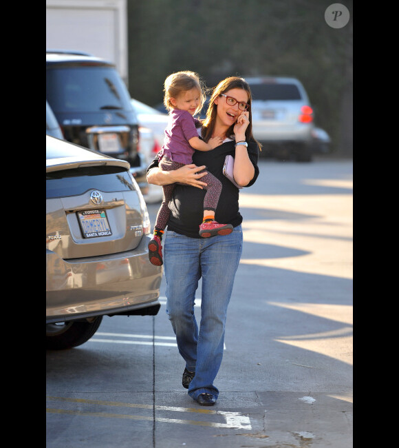 Jennifer Garner, enceinte, et son adorable Seraphina dans les bras, à Los Angeles, le 12 janvier 2012