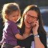 Jennifer Garner au téléphone et sa fille Seraphina dans les bras, à Los Angeles, le 12 janvier 2012