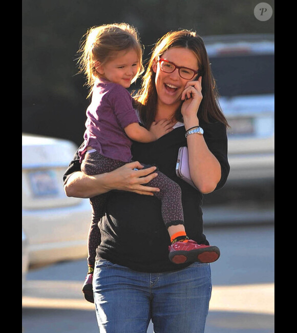 Jennifer Garner au téléphone et sa fille Seraphina dans les bras, à Los Angeles, le 12 janvier 2012
