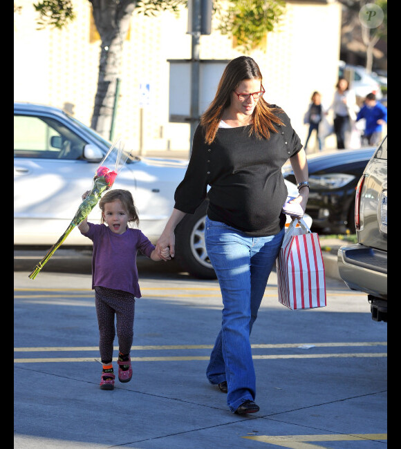 Jennifer Garner, enceinte, et sa jolie petite fille Seraphina, à Los Angeles, le 12 janvier 2012