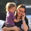 Jennifer Garner, enceinte, et sa fille Seraphina dans les bras, à Los Angeles, le 12 janvier 2012