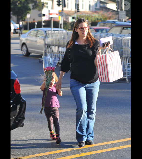 Jennifer Garner, enceinte, et sa fille Seraphina, à Los Angeles, le 12 janvier 2012