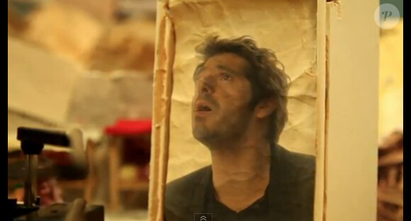 Patrick Fiori dans le clip L'Écho des dimanches, janvier 2012.