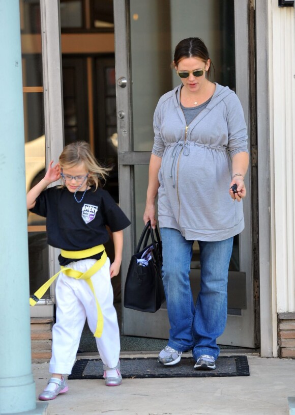 Jennfier Garner, bien enceinte, récupère Violet à la sortie de son cours de karaté. Vendredi 13 janvier 2012