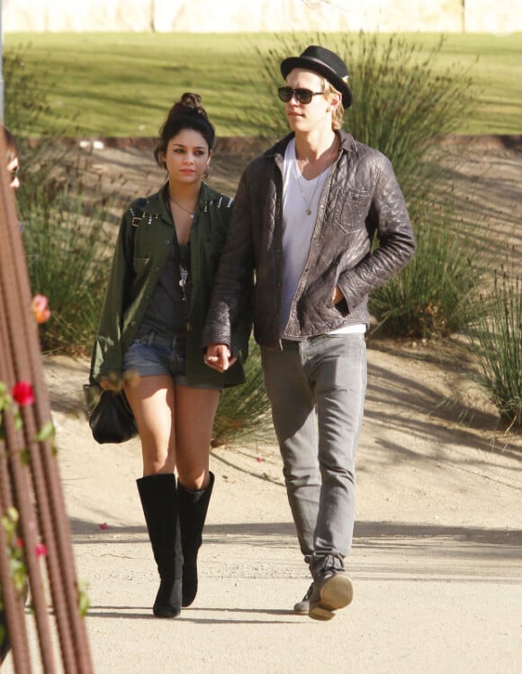 Vanessa Hudgens et Austin Butler se baladent, très amoureux, à Los Angeles, le 10 janvier 2012