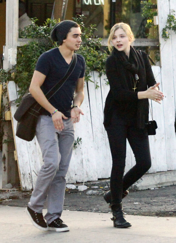Chloë Moretz et un ami partagent un moment de détente dans les rues de West Hollywood le 8 janvier 2012