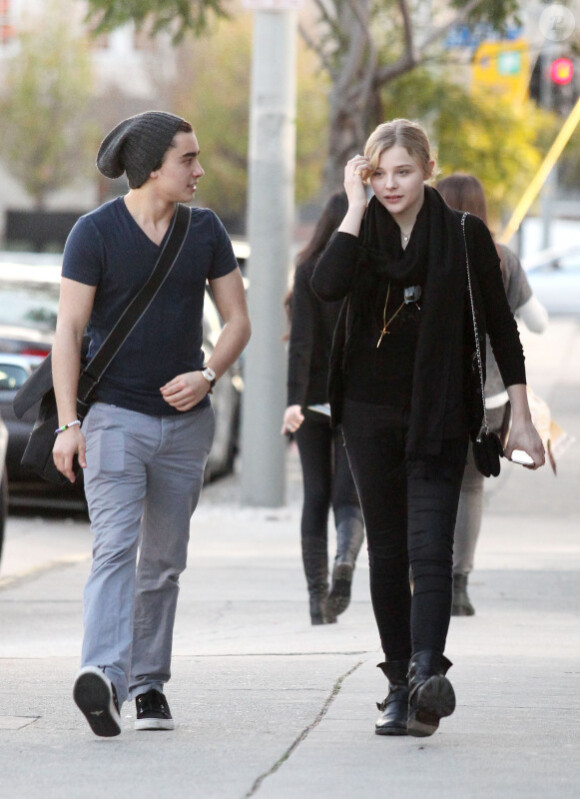 Chloë Moretz et un ami se promènent dans les rues de West Hollywood le 8 janvier 2012