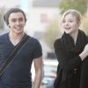 Chloë Moretz passe un agréable moment avec un ami dans les rues de West Hollywood le 8 janvier 2012