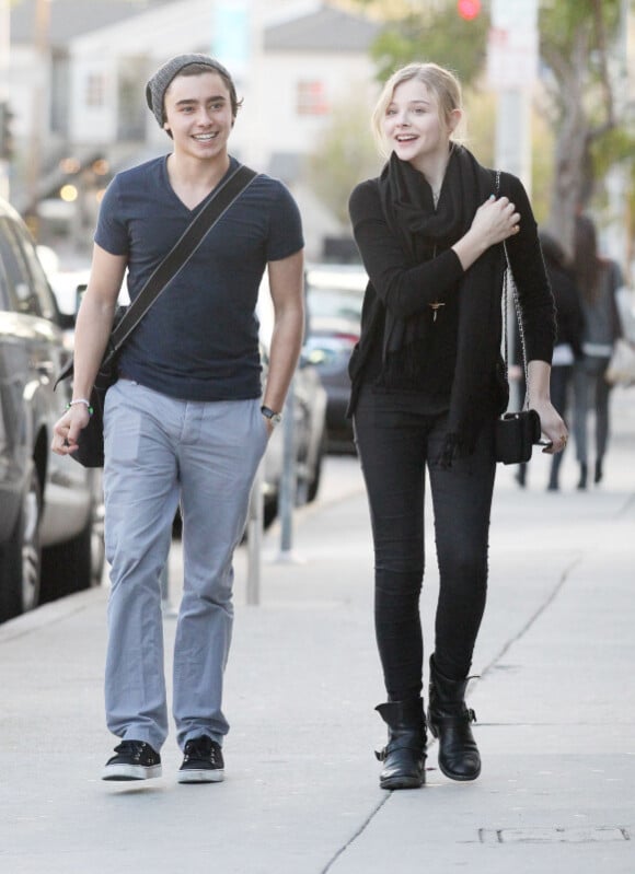 Chloë Moretz passe un agréable moment avec un ami dans les rues de West Hollywood le 8 janvier 2012