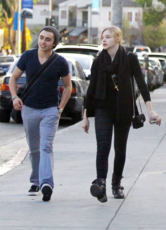 Chloë Moretz : en promenade avec un ami dans les rues de West Hollywood le 8 janvier 2012