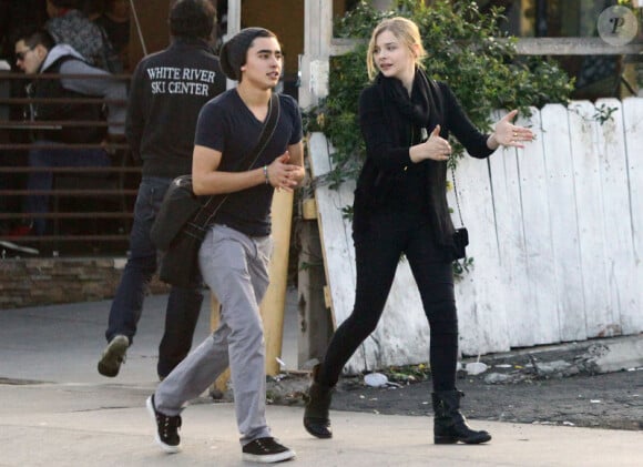 Chloë Moretz et un ami se promènent dans les rues de West Hollywood le 8 janvier 2012