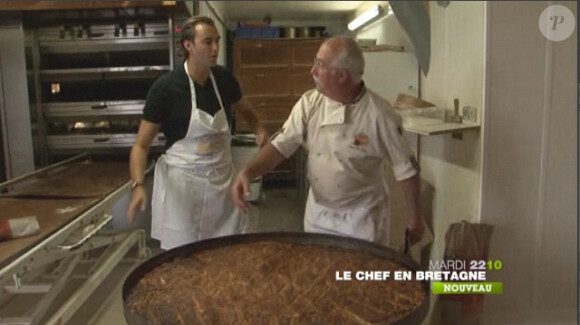 Le Chef en Bretagne, la nouvelle émission de Cyril Lignac sur M6. Ici, devant la galette géante