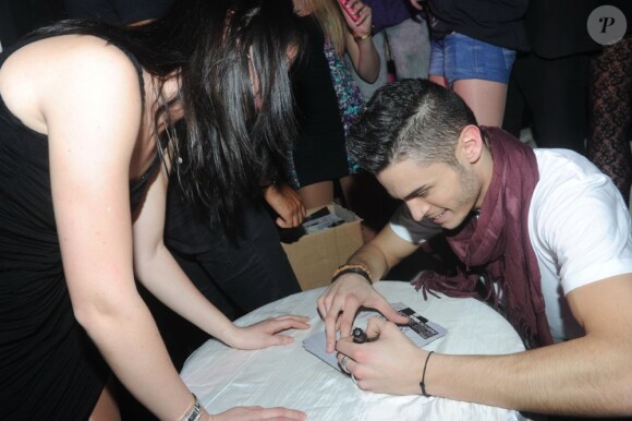 Baptiste Giabiconi signe des autographes après son concert au Metropolis à Rungis le 14 janvier 2012