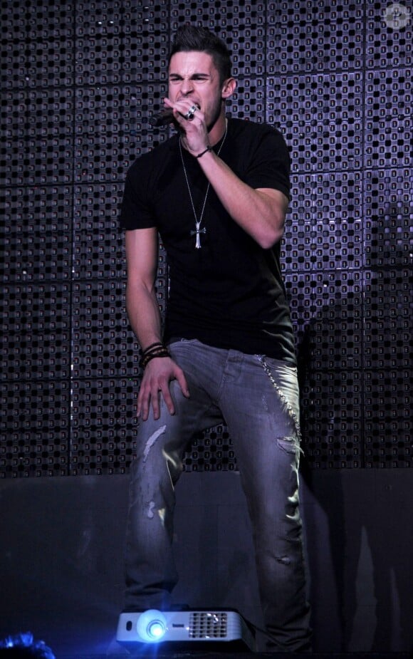 Baptiste Giabiconi donne tout en concert au Metropolis à Rungis le 14 janvier 2012