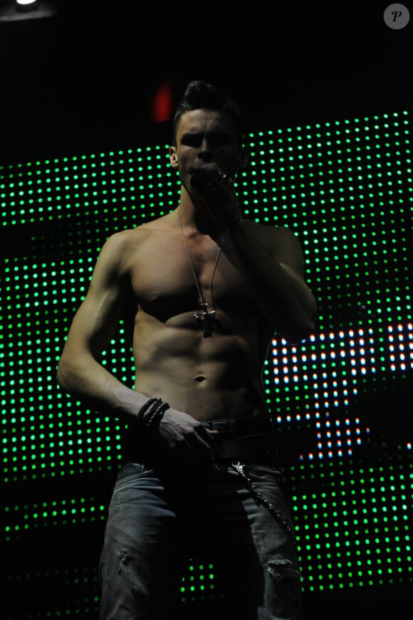 Dans la pénombre, Baptiste Giabiconi en concert au Metropolis à Rungis le 14 janvier 2012