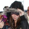 Quelle actrice se cache sous cette casquette à l'aéroport de Los Angeles, juste avant d'embarquer ?
