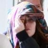 Presque méconnaissable, l'actrice en question s'apprête à débarquer à Paris. Los Angeles, le 17 janvier 2012.
