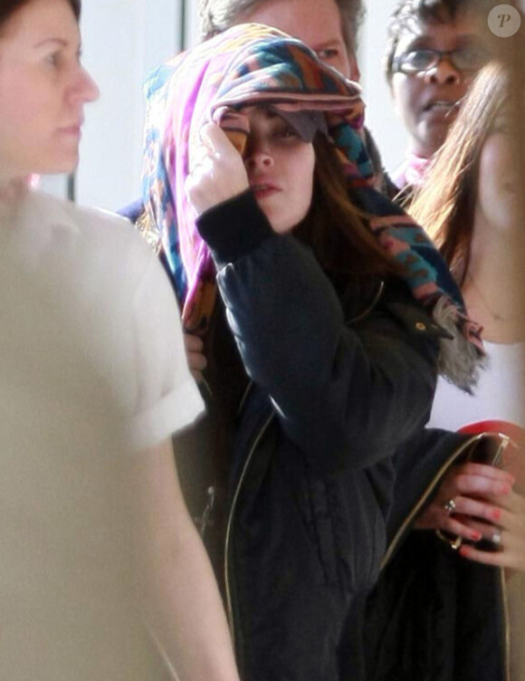 Presque méconnaissable, l'actrice en question s'apprête à débarquer à Paris. Los Angeles, le 17 janvier 2012.