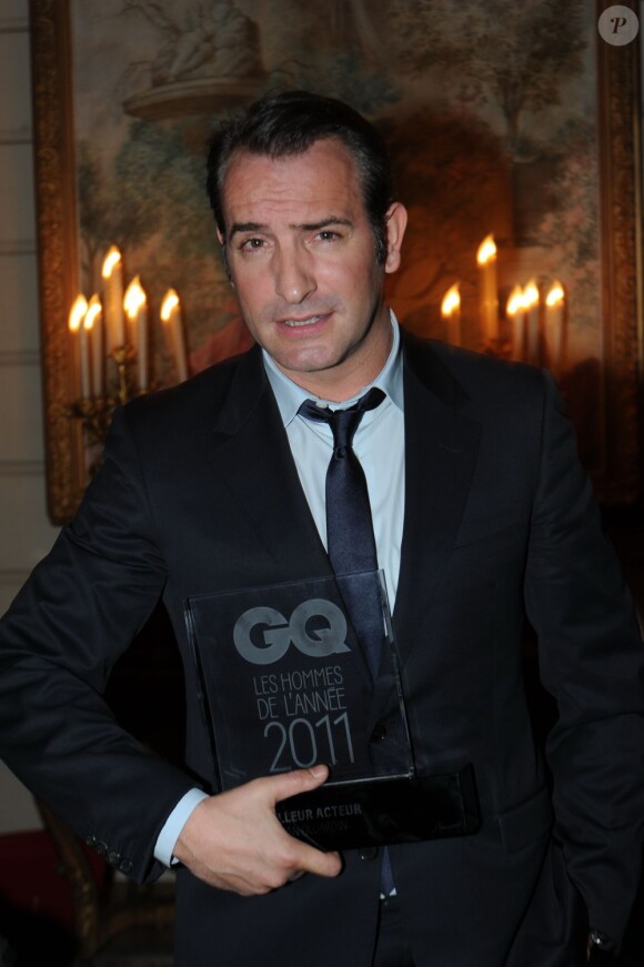 Jean Dujardin reçoit son prix d'homme de l'année lors de la soirée GQ des hommes de l'année 2011 au Ritz à Paris le 18 janvier 2012