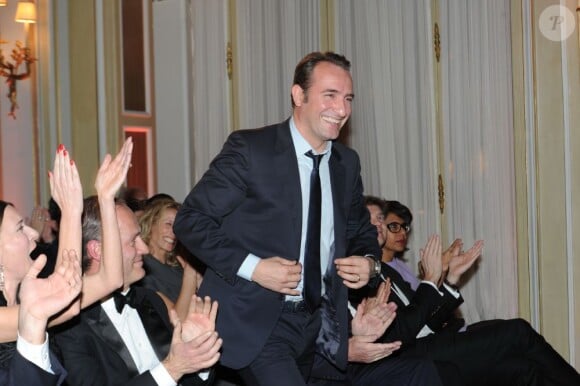 Jean Dujardin reçoit son prix d'homme de l'année lors de la soirée GQ des hommes de l'année 2011 au Ritz à Paris le 18 janvier 2012