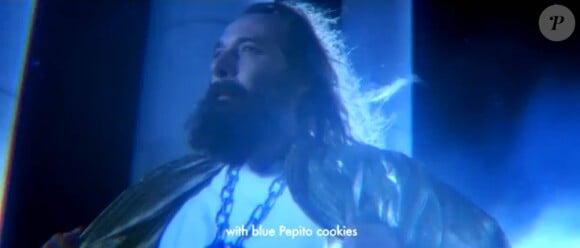 Sébastien Tellier s'est orné d'un Pépito bleu pour annonçer tel un messie son album My God is Blue, première pierre d'un projet visant à changer le rapport de l'humanité au monde...