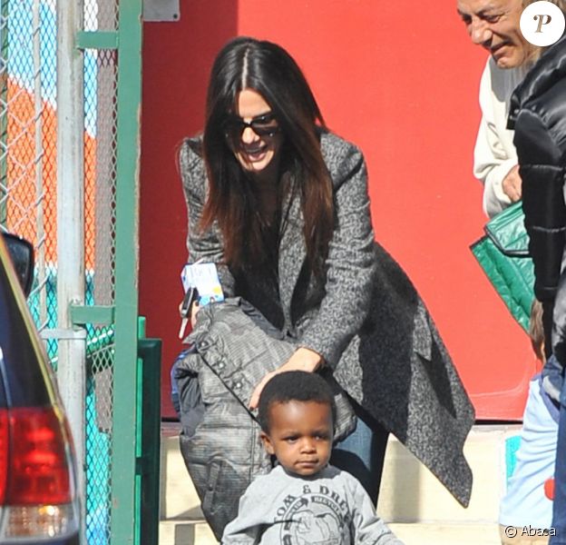 Sandra Bullock et son fils Louis à la sortie de l'école à Los Angeles le 19 janvier 2012