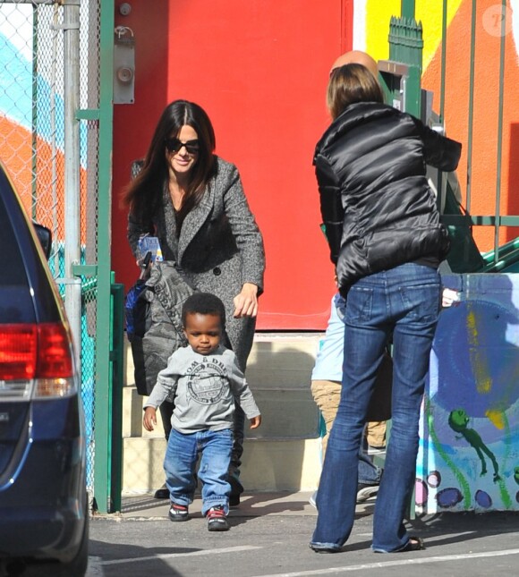 Sandra Bullock et son fils Louis à la sortie de l'école à Los Angeles le 19 janvier 2012