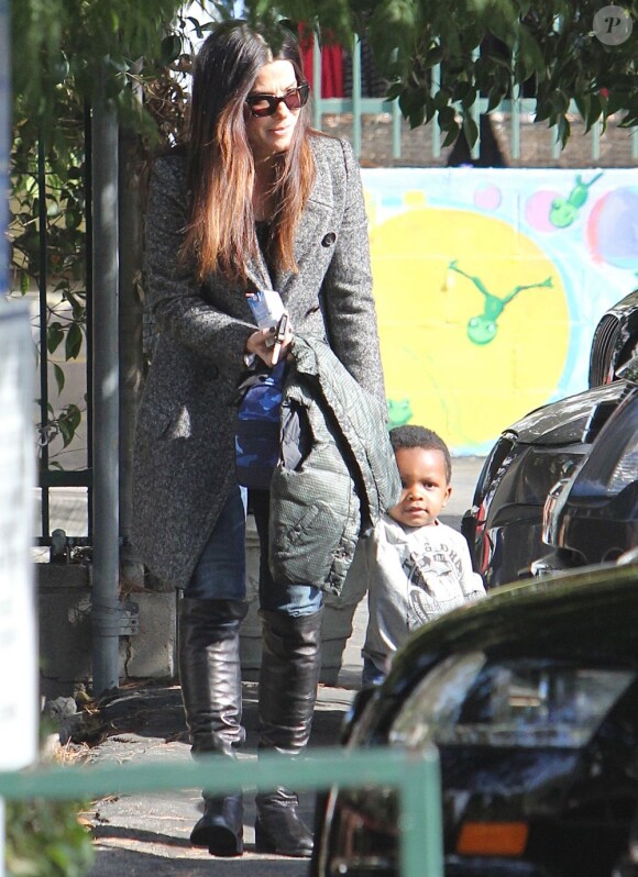 Sandra Bullock et son fils Louis sortent de l'école, à Studio City près de Los Angeles. Le 19 janvier 2012