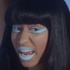 Nicki Minaj et son maquillage toujours fantasque dans son clip Stupid Hoe.