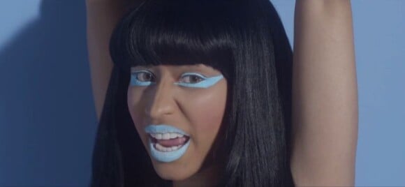 Nicki Minaj et son maquillage toujours fantasque dans son clip Stupid Hoe.