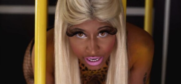 Nicki Minaj, tigresse sexy dans une cage dorée pour son clip Stupid Hoe.