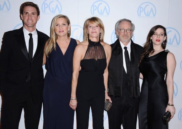 Steven Spielberg entouré de sa famille lors des Producers guild awards à Los Angeles le 21 janvier 2012