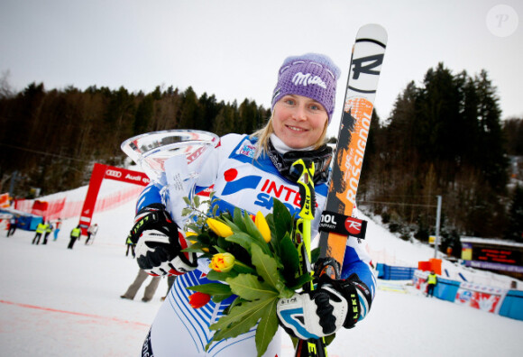 Tessa Worley pose avec son trophée lors du géant de Kranjska Gora en Slovénie le 21 janvier 2012