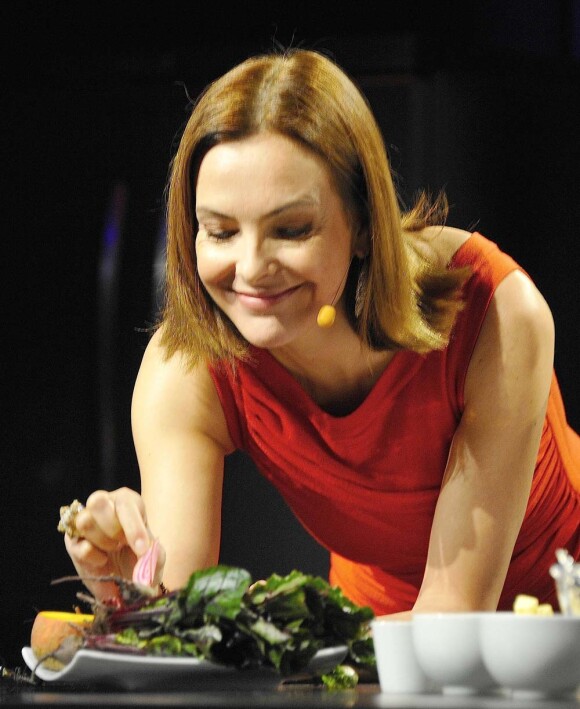 Carole Bouquet cuisine lors de la quatrième édition de Paris des Chefs, à La Mutualité, le 23 janvier 2012.