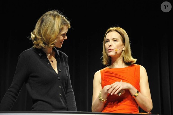 Carole Bouquet et Julie Andrieu lors de la quatrième édition de Paris des Chefs, à La Mutualité, le 23 janvier 2012.