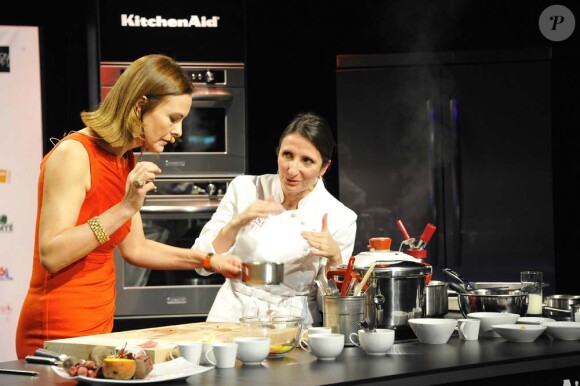 Carole Bouquet et Anne-Sophie Pic lors de la quatrième édition de Paris des Chefs, à La Mutualité, le 23 janvier 2012.