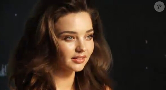 Miranda Kerr prend la pose pour se dévoiler sexy dans un shooting pour le magazine Grazia. Capture d'écran de la vidéo.