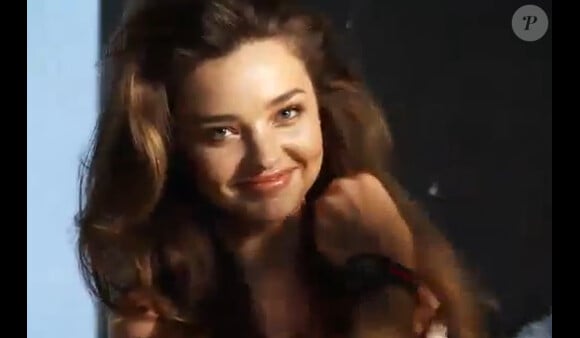 Miranda Kerr charmeuse dans un shooting pour le magazine Grazia. Capture d'écran de la vidéo.