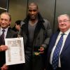 Teddy Riner reçoit la médaille Grand Vermeil de la Ville de Paris des mains de Bertrand Delanoë lors de l'inauguration du centre sportif Pajol le 25 janvier 2012