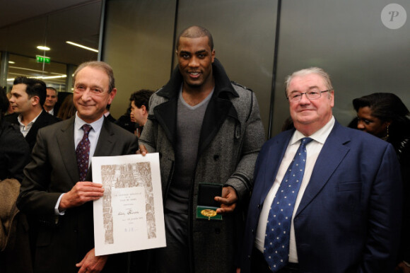 Teddy Riner reçoit la médaille Grand Vermeil de la Ville de Paris des mains de Bertrand Delanoë lors de l'inauguration du centre sportif Pajol le 25 janvier 2012