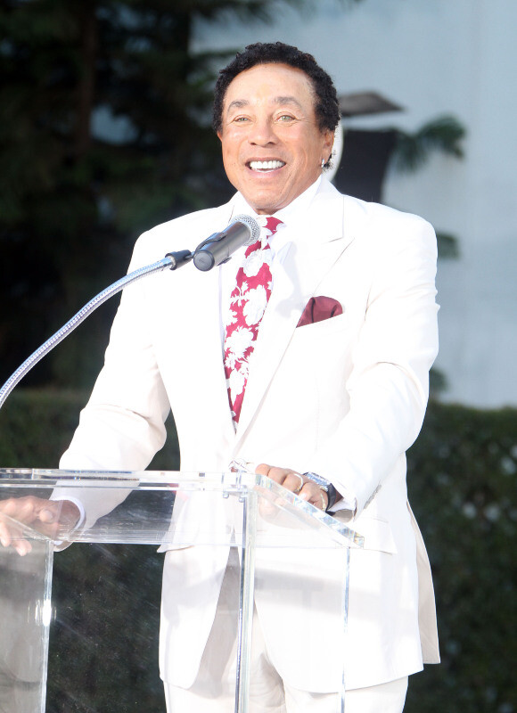 Smokey Robinson lors d'une cérémonie hommage au pied du Chinese Theatre de Los Angeles où les empreintes de Michael Jackson ont été posées le 26 janvier 2012