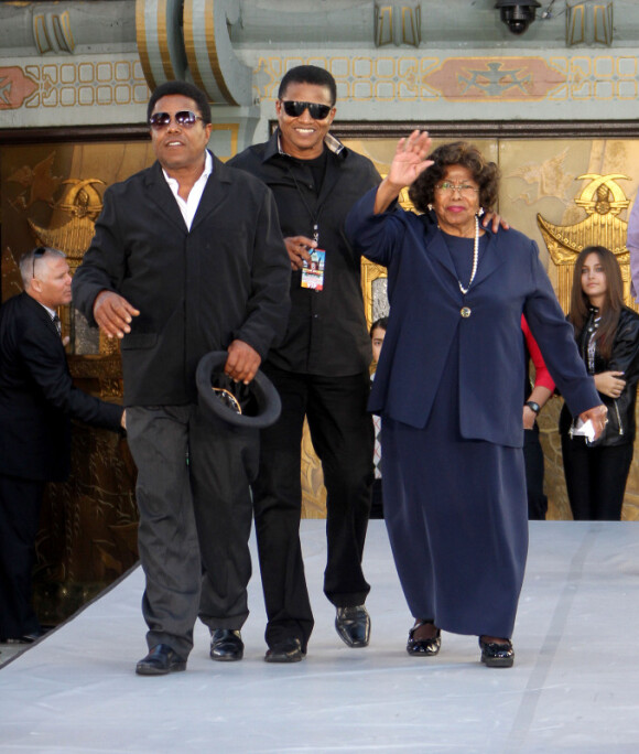 Tito, Jackie et Katherine Jackson lors d'une cérémonie hommage au pied du Chinese Theatre de Los Angeles où les empreintes de Michael Jackson ont été posées le 26 janvier 2012