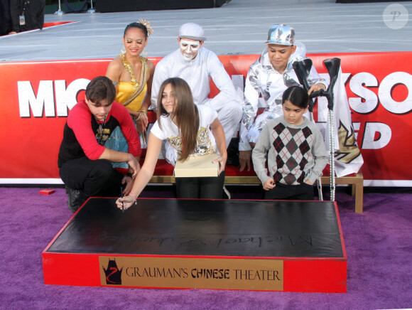 Paris, Prince et Blanket lors d'une cérémonie hommage au pied du Chinese Theatre de Los Angeles où les empreintes de Michael Jackson ont été posées le 26 janvier 2012