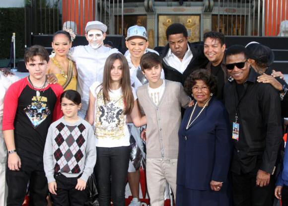 La famille Jackson et Justin Bieber lors d'une cérémonie hommage au pied du Chinese Theatre de Los Angeles où les empreintes de Michael Jackson ont été posées le 26 janvier 2012