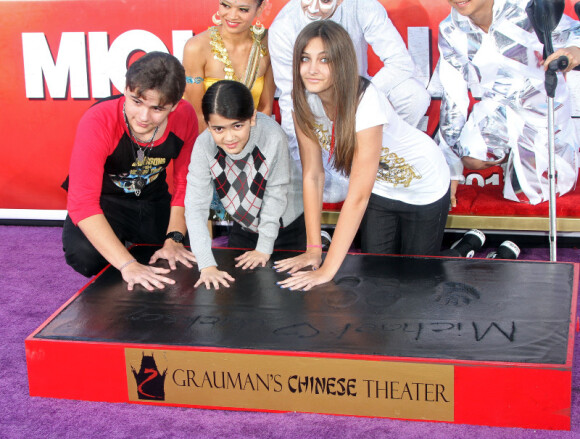 Paris, Prince et Blanket lors d'une cérémonie hommage au pied du Chinese Theatre de Los Angeles où les empreintes de Michael Jackson ont été posées le 26 janvier 2012