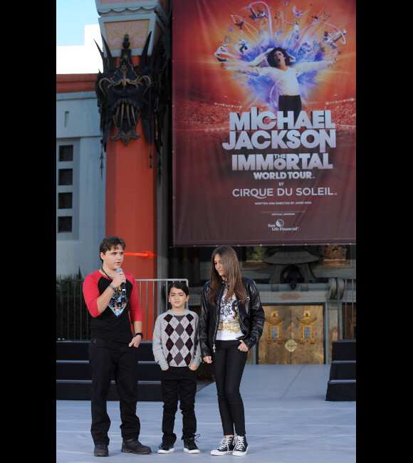 Paris, Prince et Blanket Jackson lors d'une cérémonie hommage à Michael Jackson au cours de laquelle ont été apposées les empreintes du King of Pop au pied du Chinese Theatre de Los Angeles le 26 janvier 2012