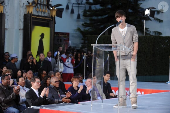 Justin Bieber lors d'une cérémonie hommage à Michael Jackson au cours de laquelle ont été apposées les empreintes du King of Pop au pied du Chinese Theatre de Los Angeles le 26 janvier 2012