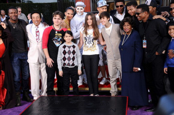 Quincy Jones, Paris, Prince, Blanket, Katherine Jackson et Justin Bieber lors d'une cérémonie hommage à Michael Jackson au cours de laquelle ont été apposées les empreintes du King of Pop au pied du Chinese Theatre de Los Angeles le 26 janvier 2012